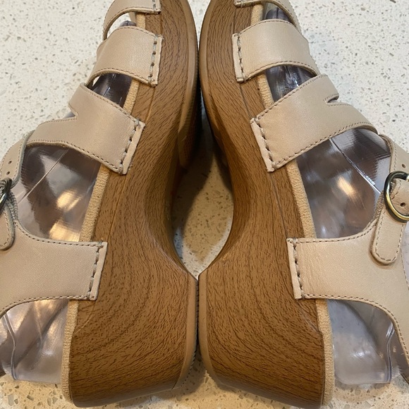 Dansko Size 39 EU 8.5-9  US Leather Strap Open Toe Beige Sandals - Picture 13 of 15
